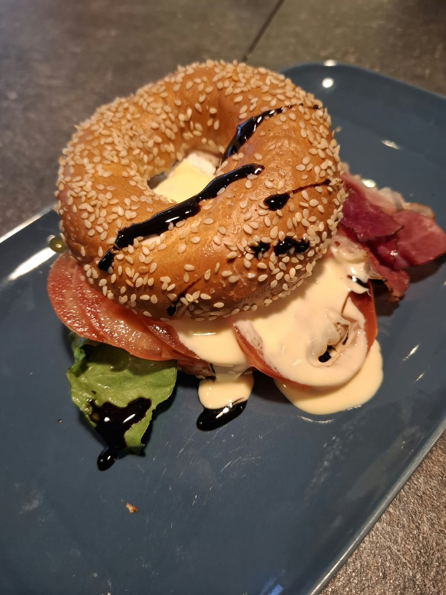 Sesambagel mit Eggs Benedict